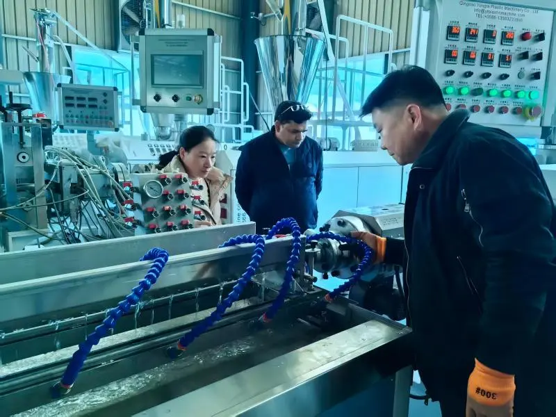 रबर सिंचन पाईप मशीन भारतीय ग्राहकांसाठी साइटवर चालत आहे