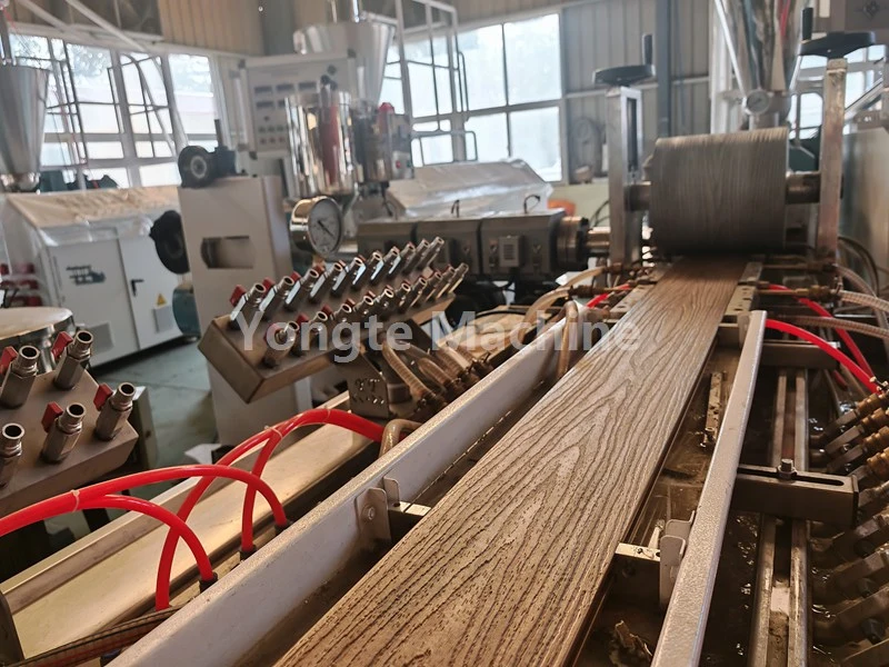 Yongte ने क्लायंटला WPC प्रोफाईल एक्सट्रुजन लाइन ऑप्टिमाइझ करण्यात मदत केली आहे परिणामी आउटपुट कार्यक्षमतेत 40% वाढ झाली आहे