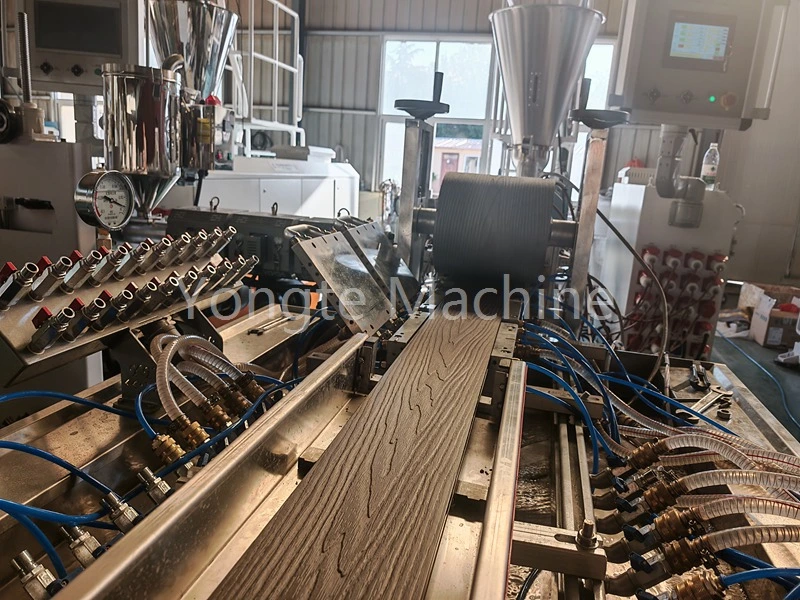 मशीन प्लास्टिकच्या अपव्ययाला WPC प्रोफाइलमध्ये बदलते